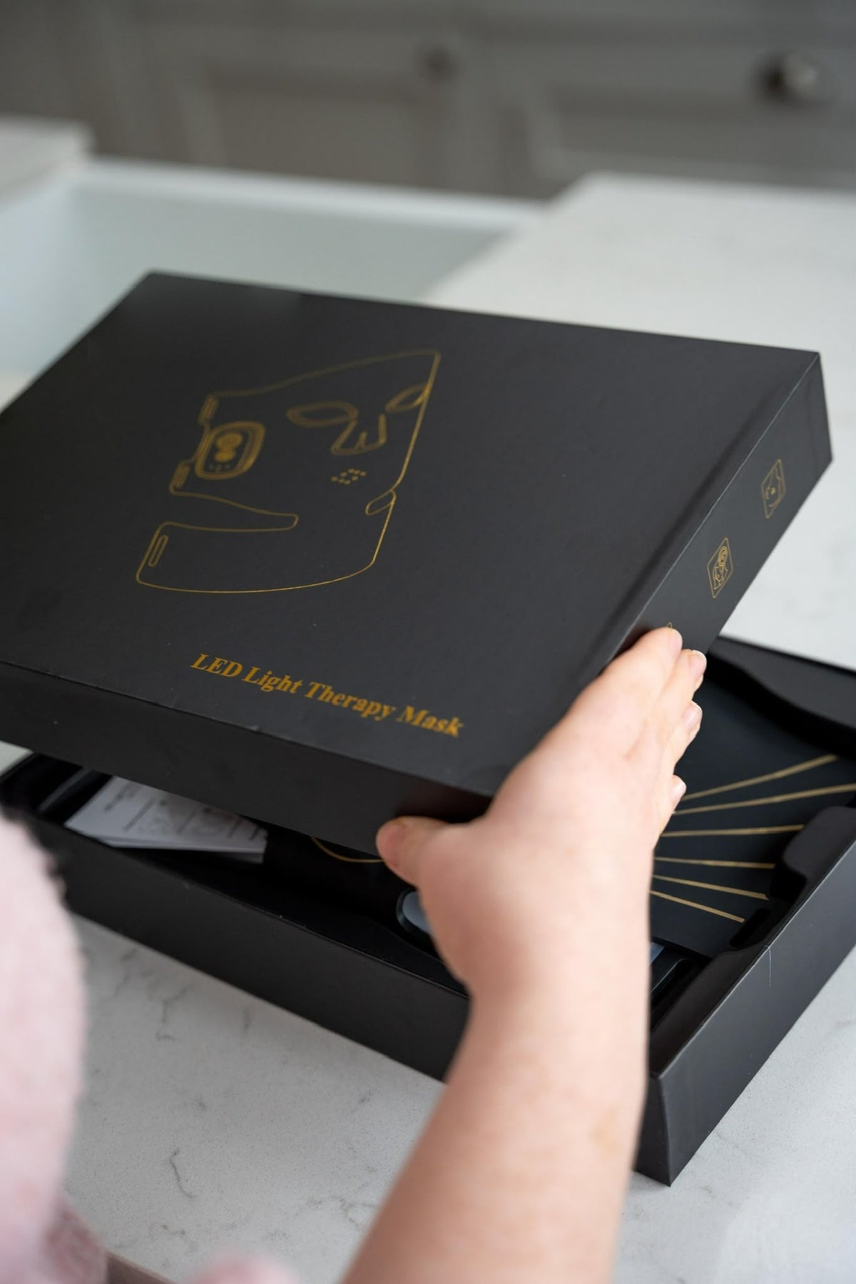 SkinVitál Professional LED Light Therapy Mask presentation box